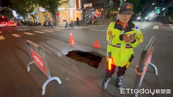 ▲▼台中鬧區公益路面2處突塌陷，車流閃避水公司搶修中。（圖／民眾提供，下同）