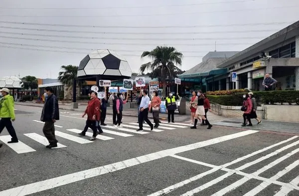 ▲中壢監理站推動「轉彎暫停安全再行」政策