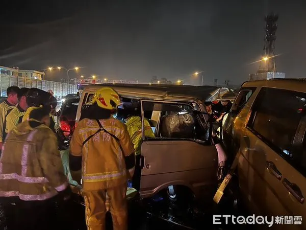 ▲▼快訊／國1汐止南下3車連環追撞　2人受困重傷送醫搶救中。（圖／記者郭世賢翻攝）