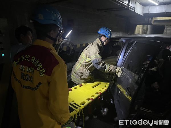 ▲台南市中西區民權路三段400巷一棟大樓地下停車場，21日上午發生1起自撞車禍，72歲王姓男子駕車自撞牆面並受困車內，消防人員出送醫仍不治身亡。（圖／記者林東良翻攝，下同）