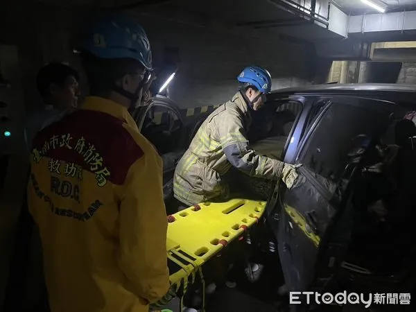 ▲台南市中西區民權路三段400巷一棟大樓地下停車場，21日上午發生1起自撞車禍，72歲王姓男子駕車自撞牆面並受困車內，消防人員出送醫仍不治身亡。（圖／記者林東良翻攝，下同）