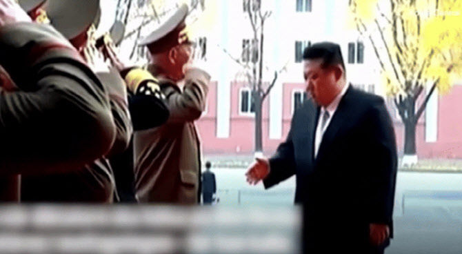 ▲▼金正恩想與北韓軍官握手時，遭到對方回絕，場面一度尷尬。（圖／翻攝自韓網）