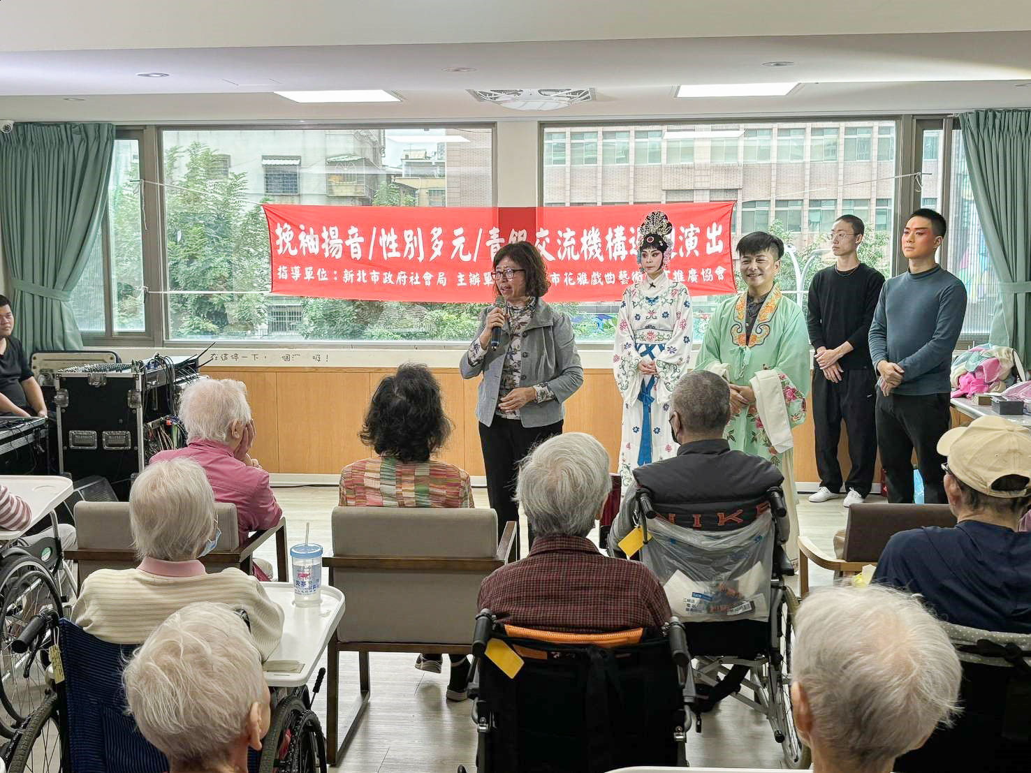 ▲新北花雅戲曲長照開箱 獻演京崑名劇「天女散花」。（圖／新北市社會局提供）