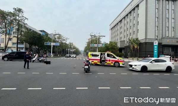 ▲▼沒在看！重機路口狠撞等待左轉轎車　騎士噴飛摔地急送醫。（圖／記者賴文萱翻攝）