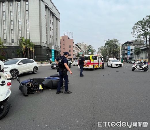 ▲▼沒在看！重機路口狠撞等待左轉轎車　騎士噴飛摔地急送醫。（圖／記者賴文萱翻攝）