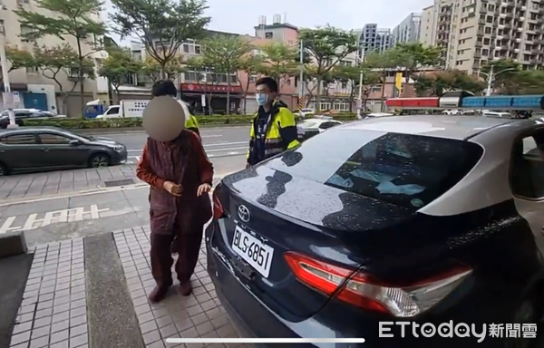 ▲桃園市一名推著輪椅婦人欲看診卻迷途，警方獲報帶返警所。（圖／桃園警分局提供）