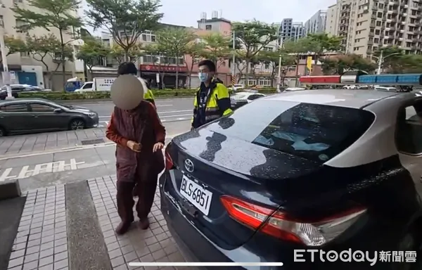 ▲桃園市一名推著輪椅婦人欲看診卻迷途，警方獲報帶返警所。（圖／桃園警分局提供）