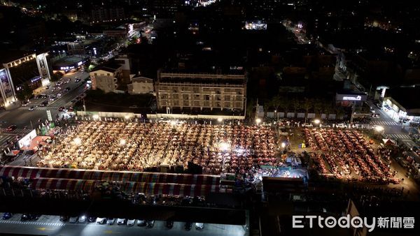 ▲台南市議員林冠維之友會今年成立10周年，5000多名會員20日晚上齊聚永康區永大夜市聯繫情感，議會無黨團結聯盟總召杜素吟率多名議員相挺，展現林冠維豐沛的政治人和。（圖／記者林東良翻攝，下同）