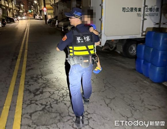 ▲大雅1名3歲男童離家走失500公尺，暖警挨家挨戶詢問，終於平安送回家。（圖／警方提供）