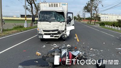 雲林「機車騎進對向」撞小貨車！碎片炸噴滿地　騎士搶救無效亡