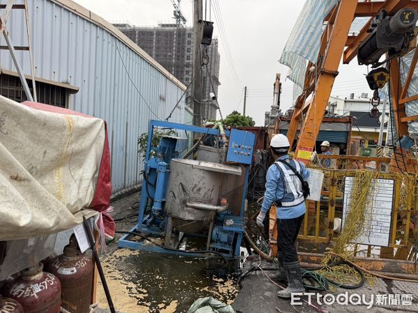 ▲▼台南工地機具傾倒，守夜男遭壓命危。（圖／記者林東悅翻攝）