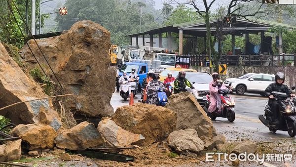 ▲▼汐止康寧街土石崩塌。（圖／攝影中心攝）