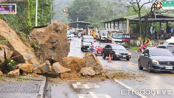 ▲▼汐止康寧街土石崩塌。（圖／攝影中心攝）