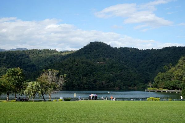 ▲▼龍潭湖風景區懶人包！多角度欣賞靜謐湖景、特色「大碗公溜滑梯」 超受在地人歡迎。（圖／部落客紫色微笑提供）