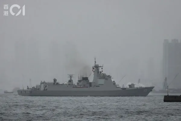 ▲解放軍海南艦（舷號31）與長沙艦（舷號173）赴香港訪問5天。（圖／香港01）