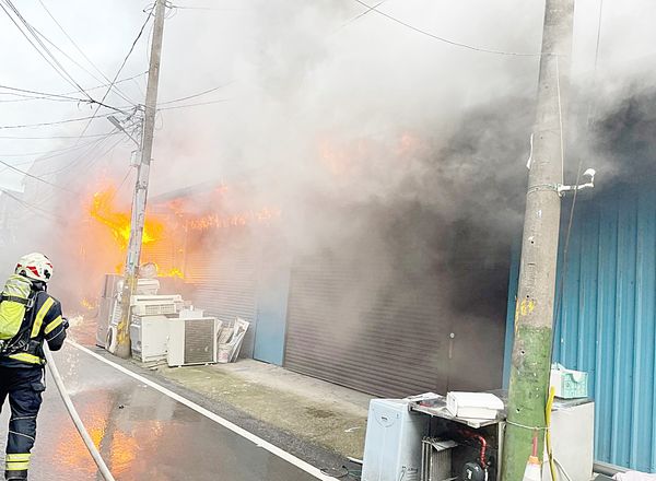 ▲桃園市八德區高城二街連棟鐵皮建築今天清晨發生大火，消防人員全力灌救。（圖／桃園市消防局提供）