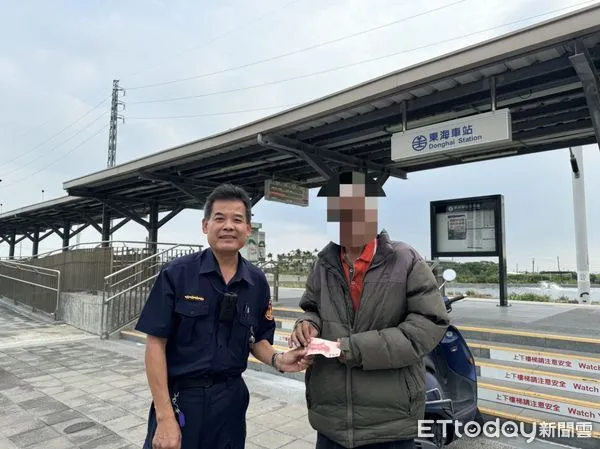 ▲枋寮警分局東海派出所長藍清輝助凌男返家             。（圖／記者陳崑福翻攝）