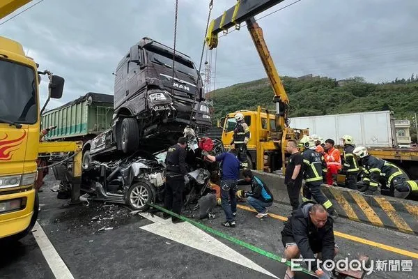 ▲▼ 台61線嚴重車禍。（圖／記者陳以昇翻攝，下同）