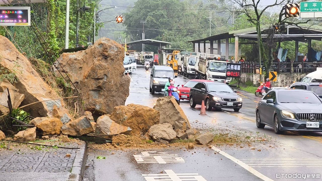 快訊／汐止雨連下一個月！康寧街「土石崩落」　現場畫面曝光