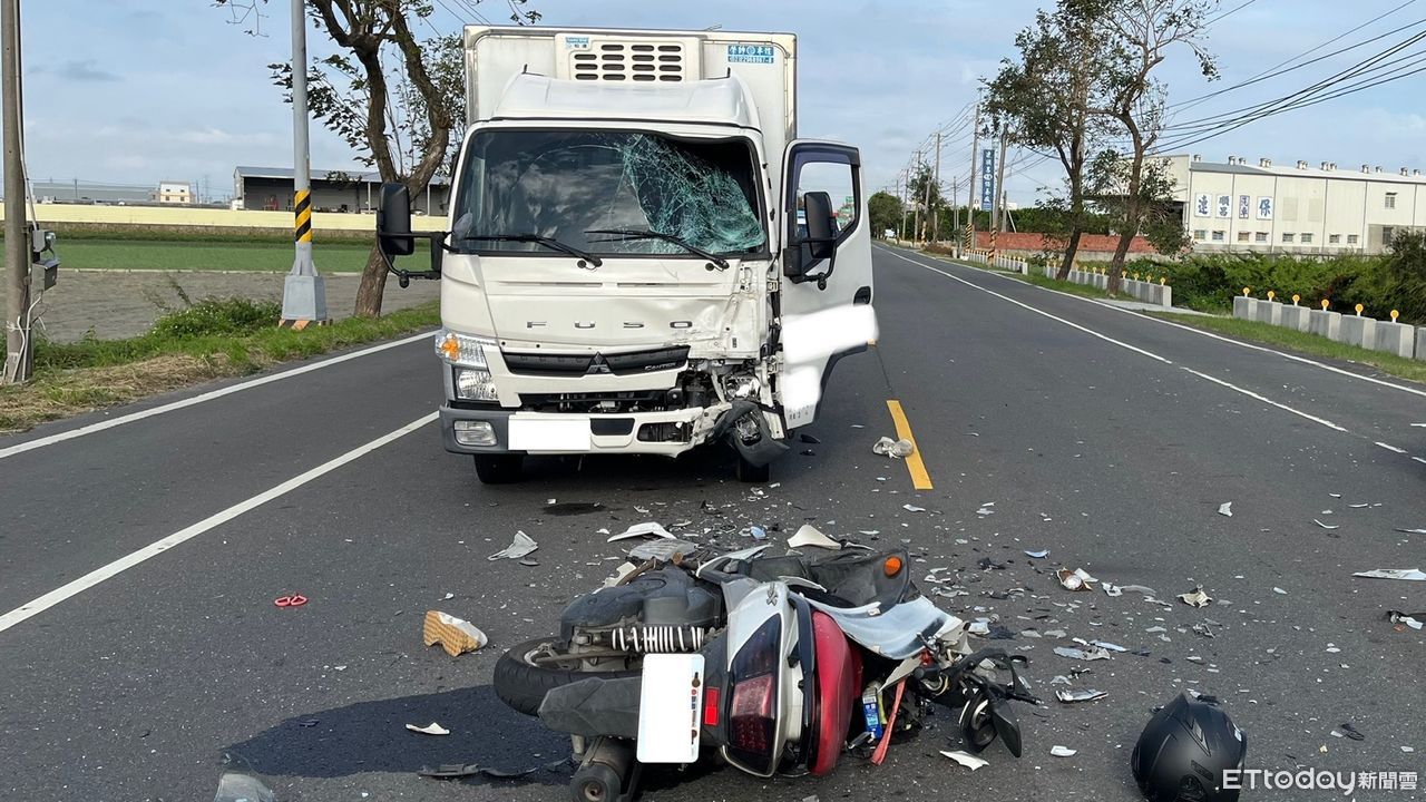 雲林「機車騎進對向」撞小貨車！碎片炸噴滿地　騎士搶救無效亡