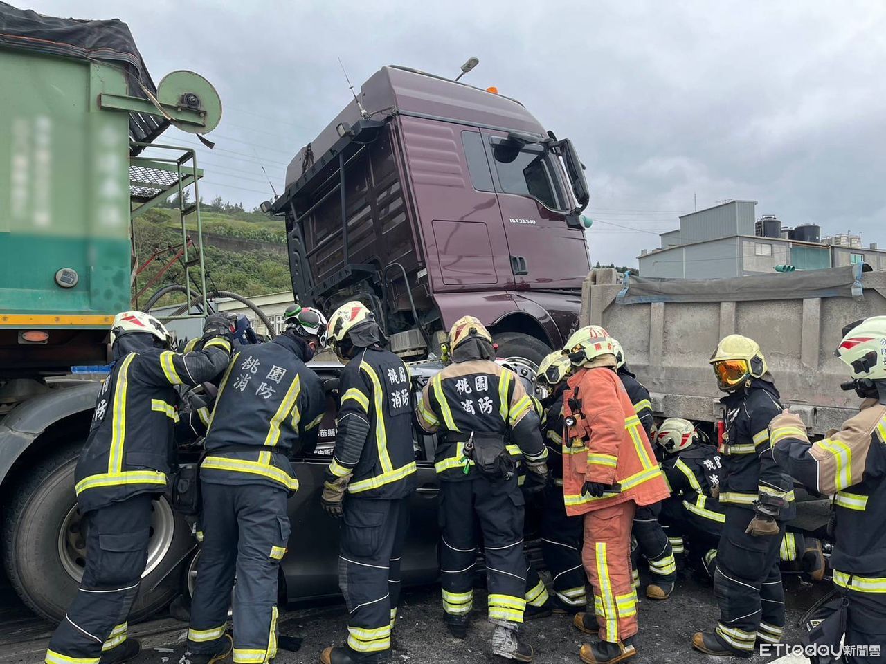 快訊／台61線嚴重車禍！轎車遭砂石車「吞沒壓扁」　駕駛命危