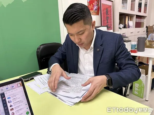 ▲▼  李宇翔收到上百封陳情信   。（圖／記者崔至雲攝）