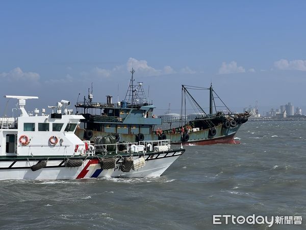 ▲▼大陸籍漁船越界捕魚，海巡署逮捕15人重罰320萬，關押20天後驅逐出境。（圖／海巡署提供，下同）