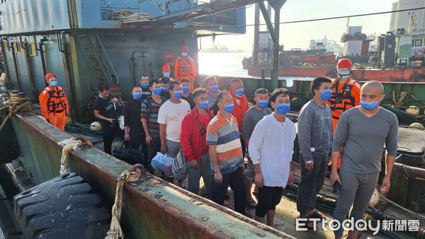 ▲▼大陸籍漁船越界捕魚，海巡署逮捕15人重罰320萬，關押20天後驅逐出境。（圖／海巡署提供，下同）