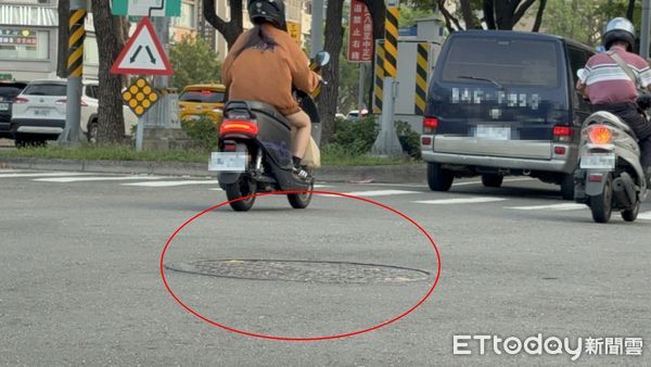 ▲林小姐出面控訴就是慢車道的人孔蓋奪走母親的命             。（圖／記者吳奕靖攝）