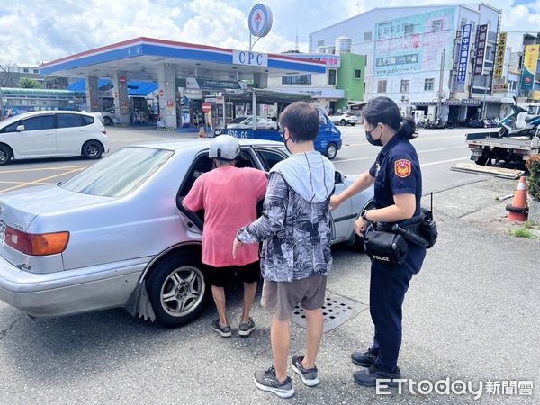 ▲老嫗太陽下疑熱暈員警協助聯繫家人。（圖／記者楊漢聲翻攝）