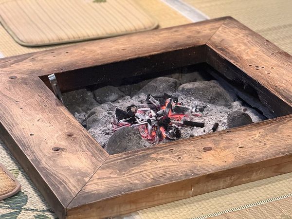 ▲▼熊本隱世美食，深山中的榻榻米炭烤地雞體驗。（圖／小虎食夢網授權提供）