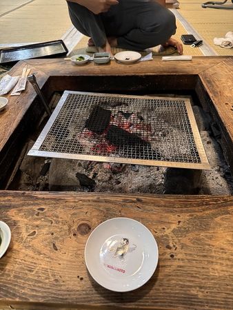 ▲▼熊本隱世美食，深山中的榻榻米炭烤地雞體驗。（圖／小虎食夢網授權提供）