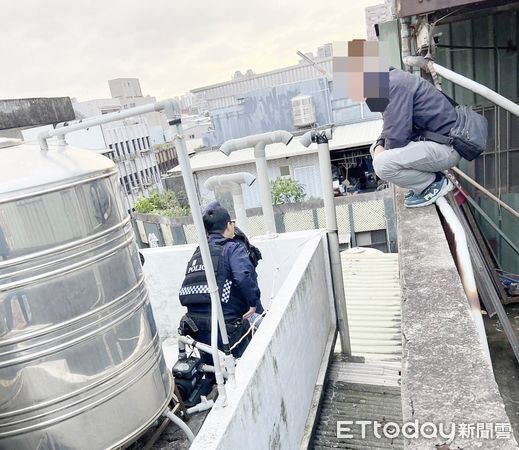 ▲桃園市林姓男子因案遭通緝，昨天下午騎車經過桃園區力行路因違規轉彎被攔查，桃警發現後攔查，竟躲到民宅屋頂躲藏仍被查獲。（圖／記者沈繼昌翻攝）