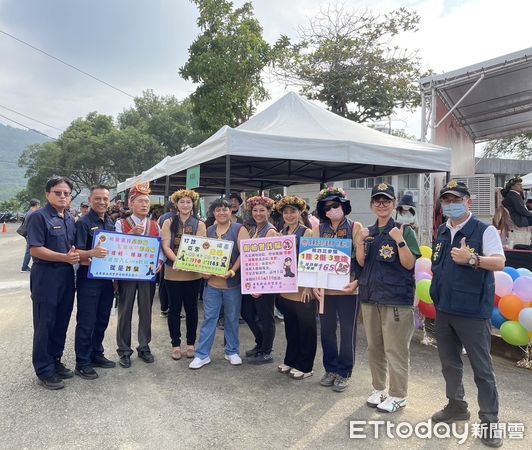 ▲枋寮警分局長林俊雄在春日鄉「五年祭」宣導打詐           。（圖／記者陳崑福翻攝）