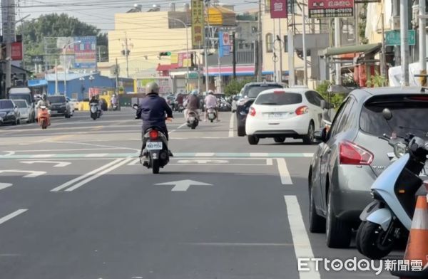 ▲雲林虎尾外車道僅劃設單箭頭標線，民眾不敢貿然右轉。（圖／記者王悉宇翻攝）