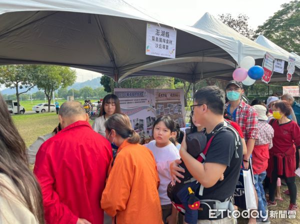 ▲社區營養輔導成果發表會，邀請社區長輩、縣市衛生局共襄盛舉，透過互動遊戲宣導營養知識並展示經社區營養師輔導之具在地特色創意料理。（圖／記者王悉宇翻攝）