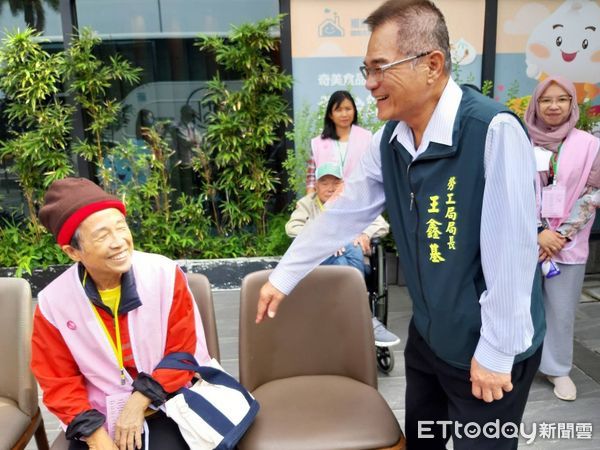 ▲台南市為落實黃偉哲市長「希望家園」的願景，23日特別舉辦了一場看護移工與家庭戶外活動，透過文化導覽與營養教育，讓參與者放鬆身心、增進情感交流，並深刻感受台南的人文關懷。（圖／記者林東良翻攝，下同）