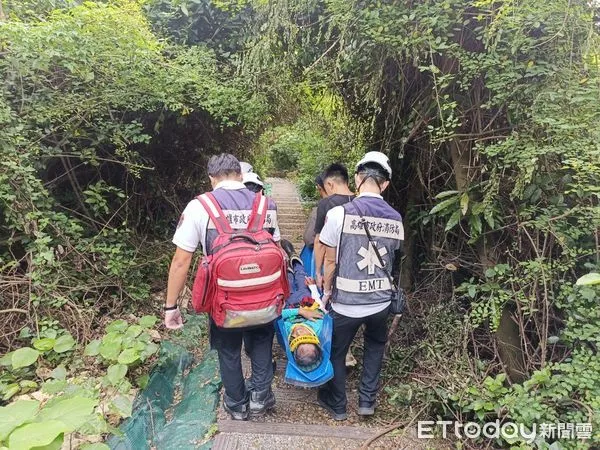 ▲▼消防人員利用擔架將登山不慎滑倒的男子，搬運下山，再由救護車送醫治療。（圖／記者吳世龍翻攝）