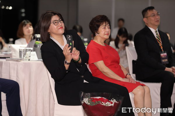 ▲王道銀行董事長，王道銀行創辦人駱錦明長女駱怡君（右2）、駱怡君母親陳世姿（右1）。（圖／記者湯興漢攝）