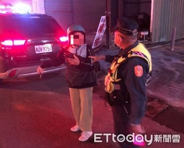 錢包證件掉車上！台中婦騎機車飆速追公車　警出手相助