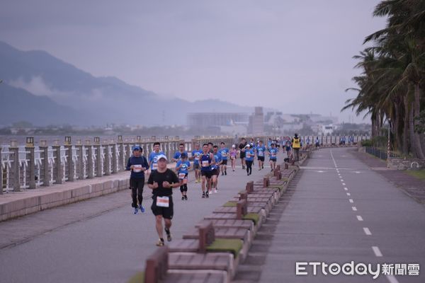 ▲▼花蓮太平洋縱谷半程馬拉松吸引超過5000名跑者從193縣道出發。（圖／花蓮市公所提供，下同）