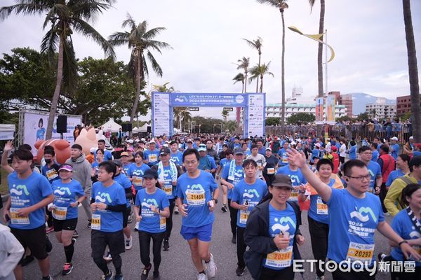 ▲▼花蓮太平洋縱谷半程馬拉松吸引超過5000名跑者從193縣道出發。（圖／花蓮市公所提供，下同）