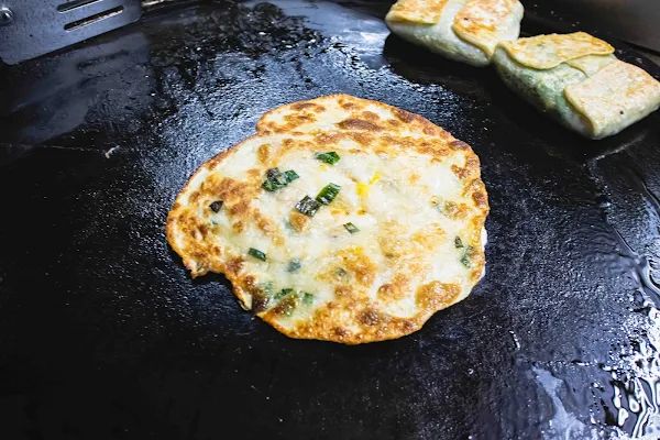 ▲▼巨無霸韭菜盒與噴汁餡餅，霧峰榮記攤車成美食界隱藏冠軍。（圖／美熊很愛吃授權提供）