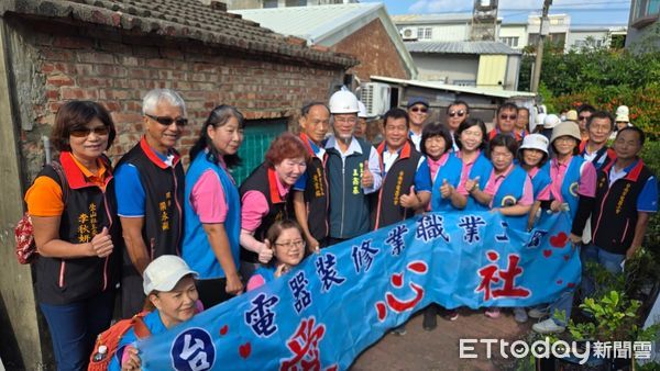 ▲台南市勞工局「做工行善團」， 24日犧牲假日來到安南區及柳營區進行修繕，以落實黃偉哲市長「希望家園」的施政理念。（圖／記者林東良翻攝，下同）