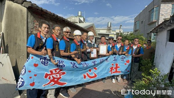 ▲台南市勞工局「做工行善團」， 24日犧牲假日來到安南區及柳營區進行修繕，以落實黃偉哲市長「希望家園」的施政理念。（圖／記者林東良翻攝，下同）