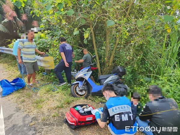 ▲▼台南一輛機車摔落4尺山溝，車上1男和2名孩童受到輕傷。（圖／林東良翻攝）