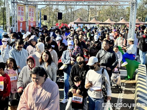 ▲▼金門縣府社會處於今日(24日)上午在金湖鎮中正公園舉辦第二屆社福盃健走活動，吸引約1500名鄉親參與。（圖／記者林名揚攝）