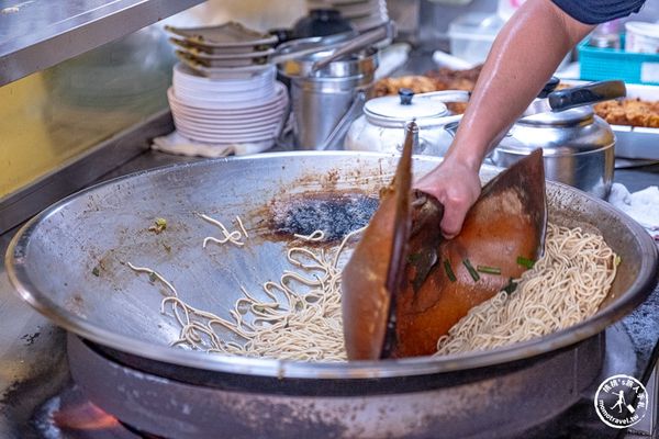 ▲▼用「活化石」炒麵！全台剩這家　麵條軟中帶Q、燒肉金黃酥脆超搭。（圖／部落客桃桃提供）