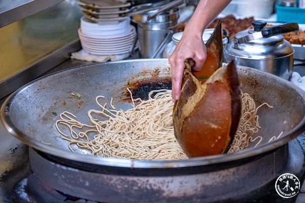 ▲▼用「活化石」炒麵！全台剩這家　麵條軟中帶Q、燒肉金黃酥脆超搭。（圖／部落客桃桃提供）