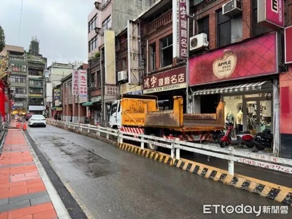 ▲桃園市府都發局推行老舊城區再生，針對景福宮周邊人行步道進行拓寬工程。（圖／桃園市政府提供）